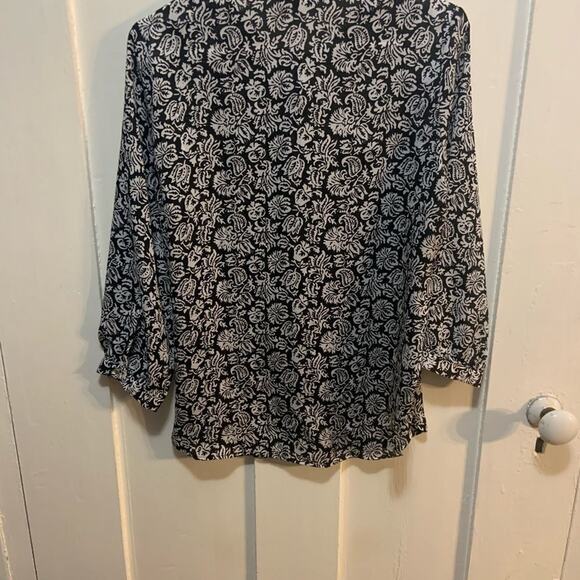 Liz Claiborne black and white floral patterned lightweight blouse in Sz M. NWOT - Picture 5 of 6